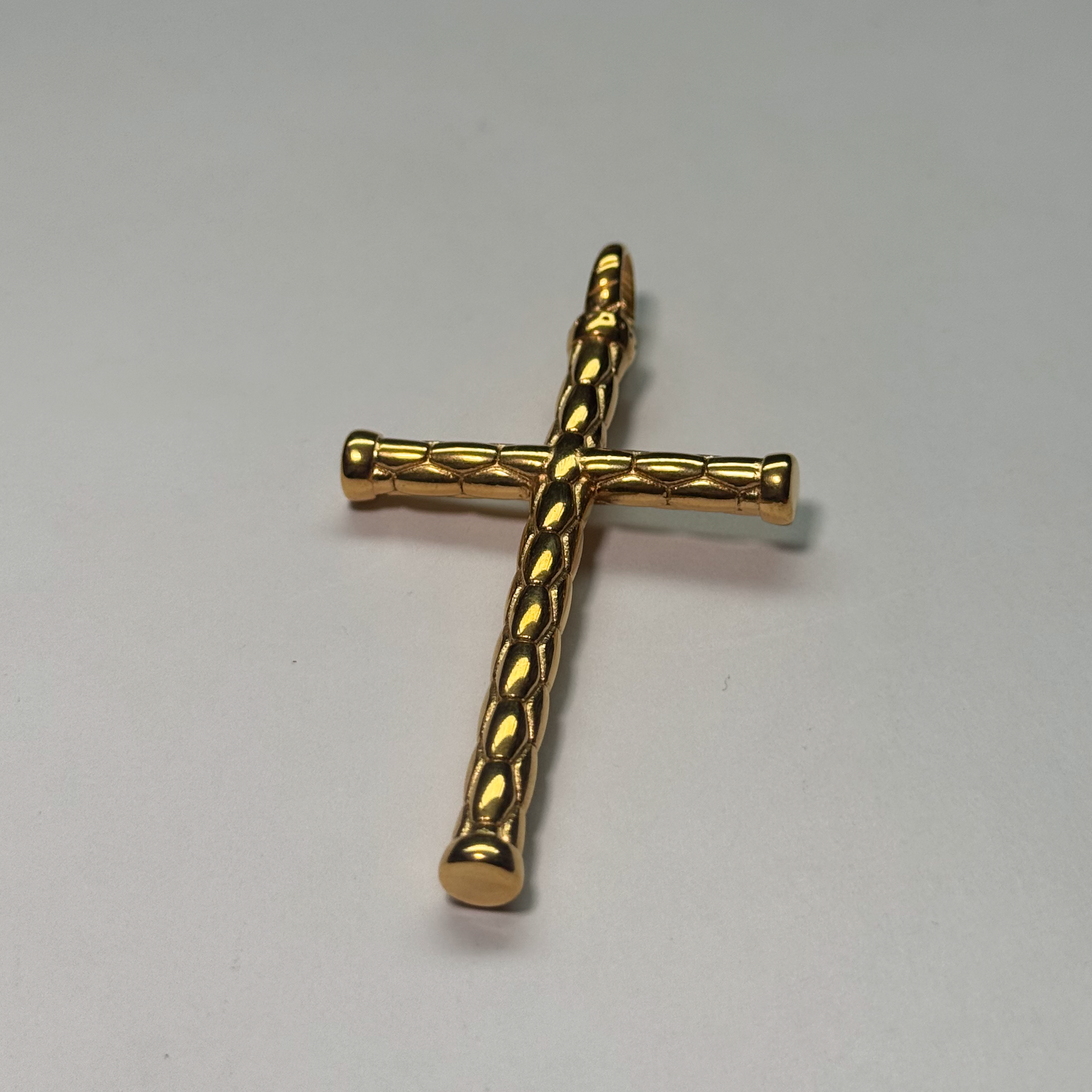 Dije Cruz Grabada en oro laminado 18K