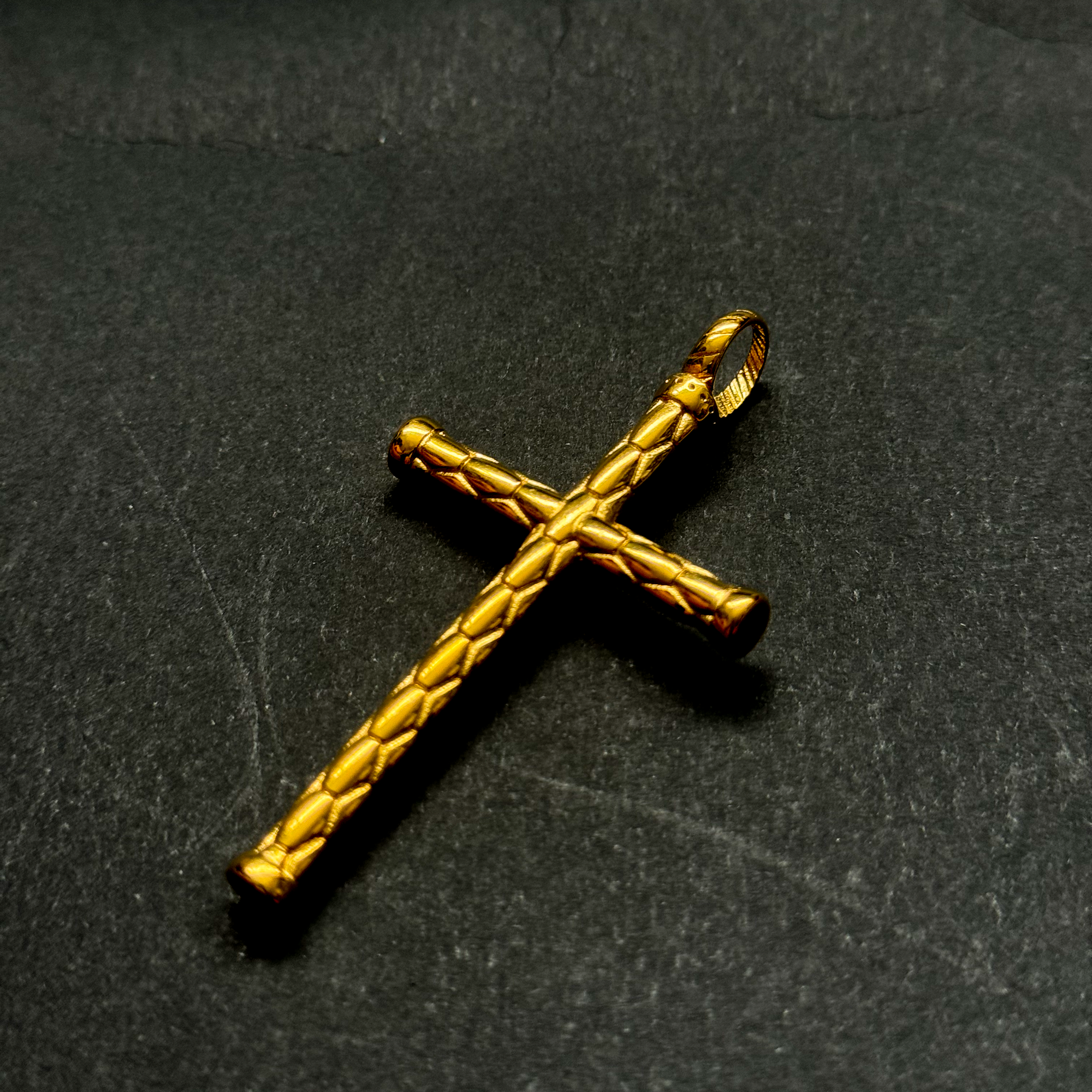 Dije Cruz Grabada en oro laminado 18K