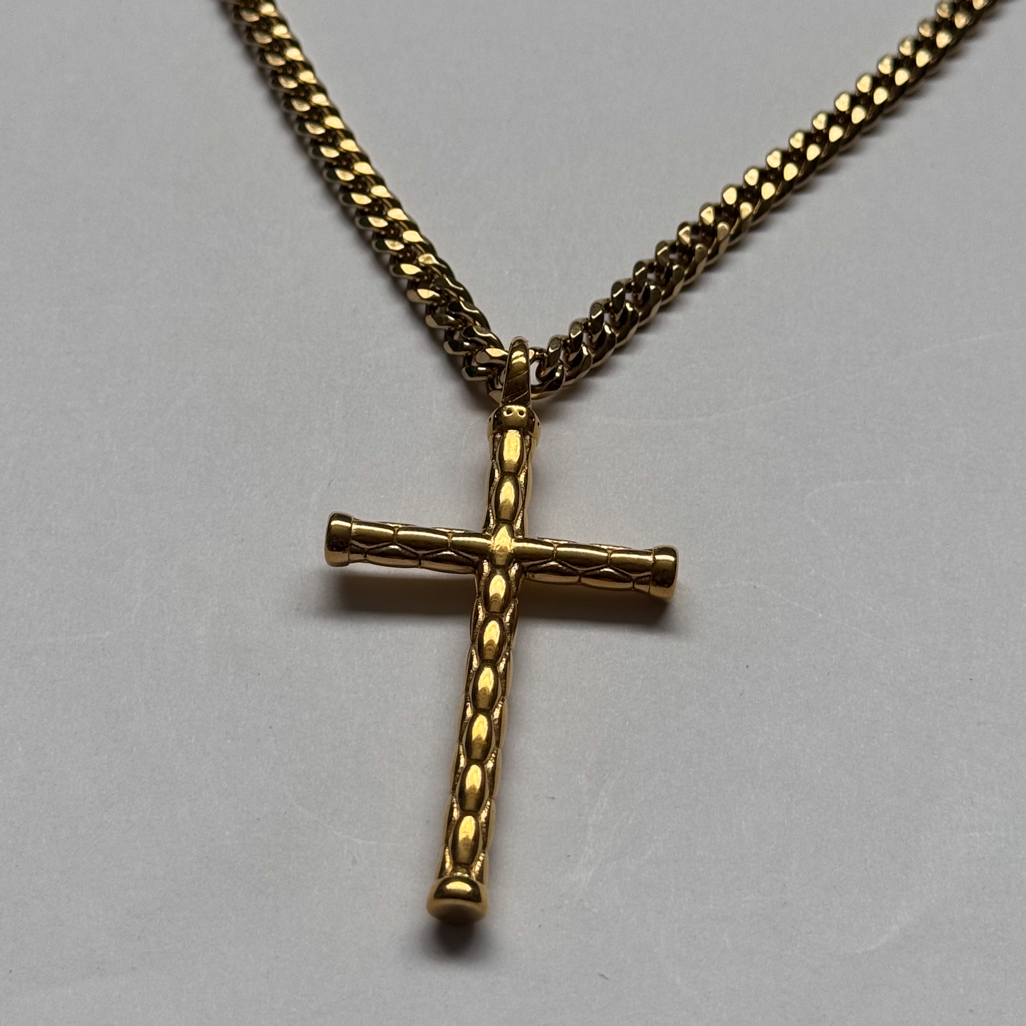 Dije Cruz Grabada en oro laminado 18K